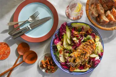 Grillet kyllingbryst og salat med pærevinaigrette