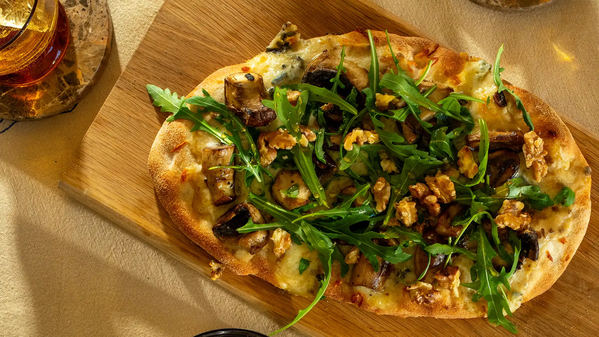 Pinsa med gorgonzola, valnøtter og ruccula