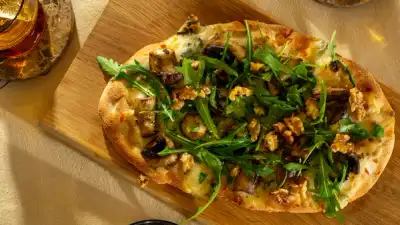 Pinsa med gorgonzola, valnøtter og ruccula 