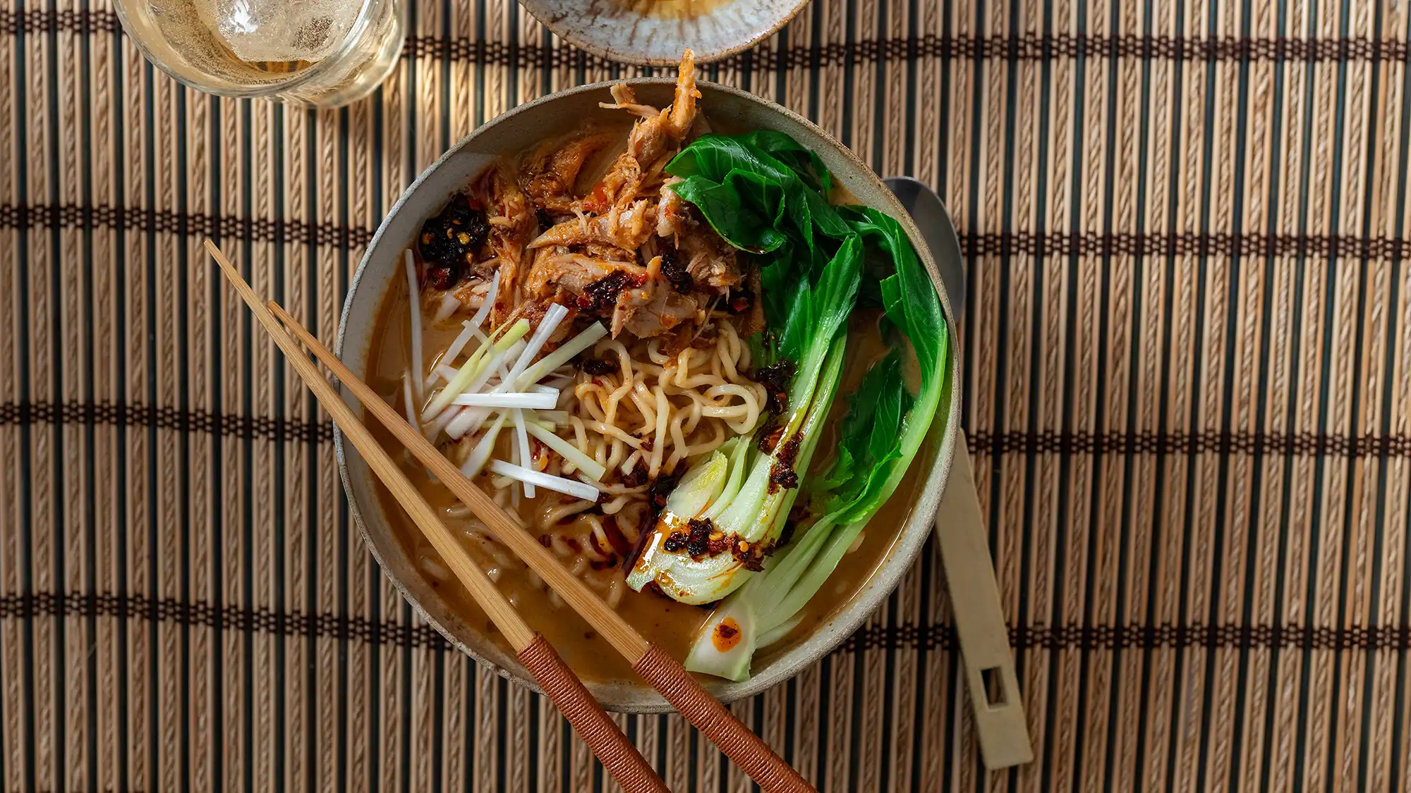 Tantanmen-ramen med kyllingrester