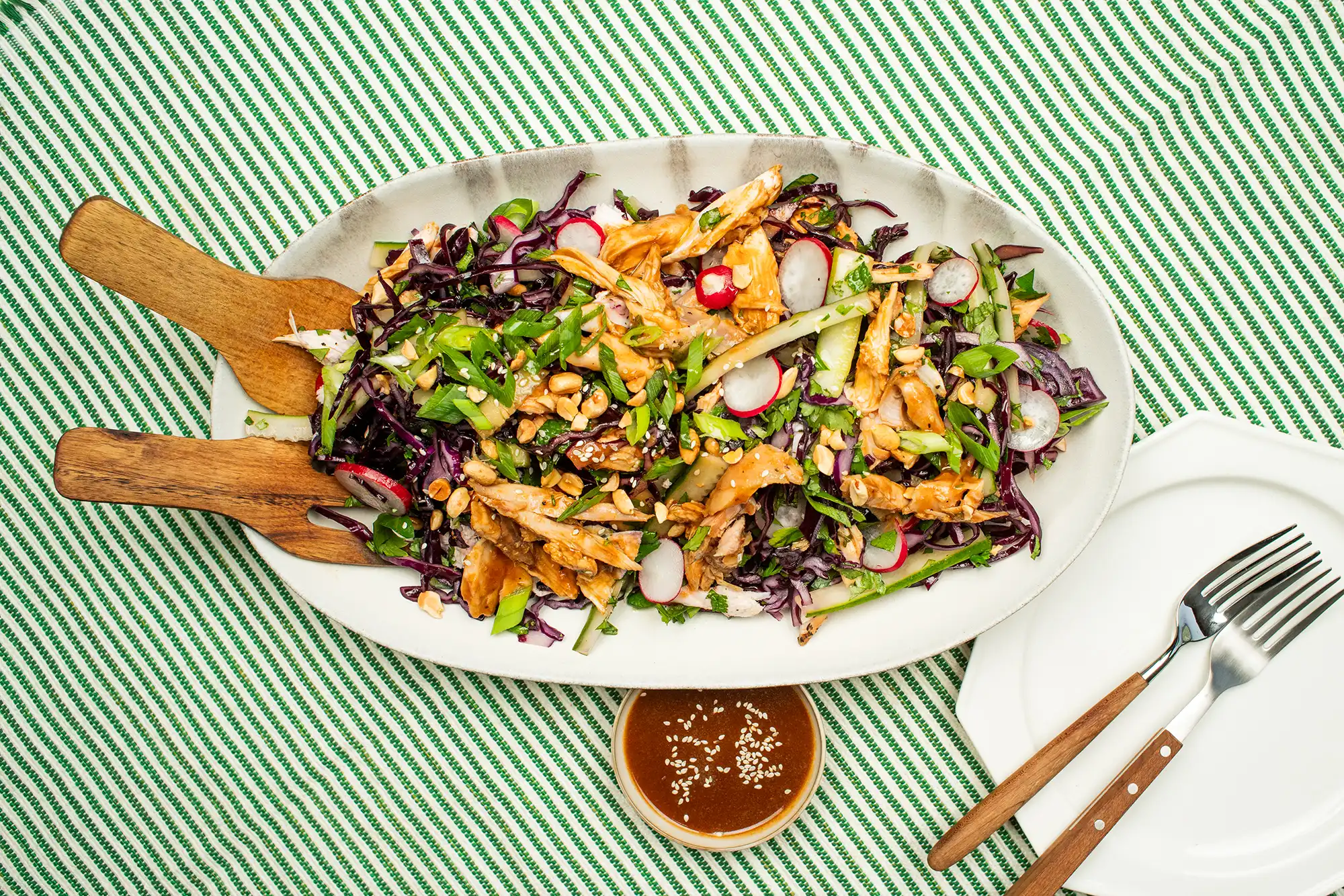 Kylling- og kålsalat med miso-vinaigrette