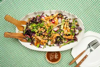 Kylling- og kålsalat med miso-vinaigrette