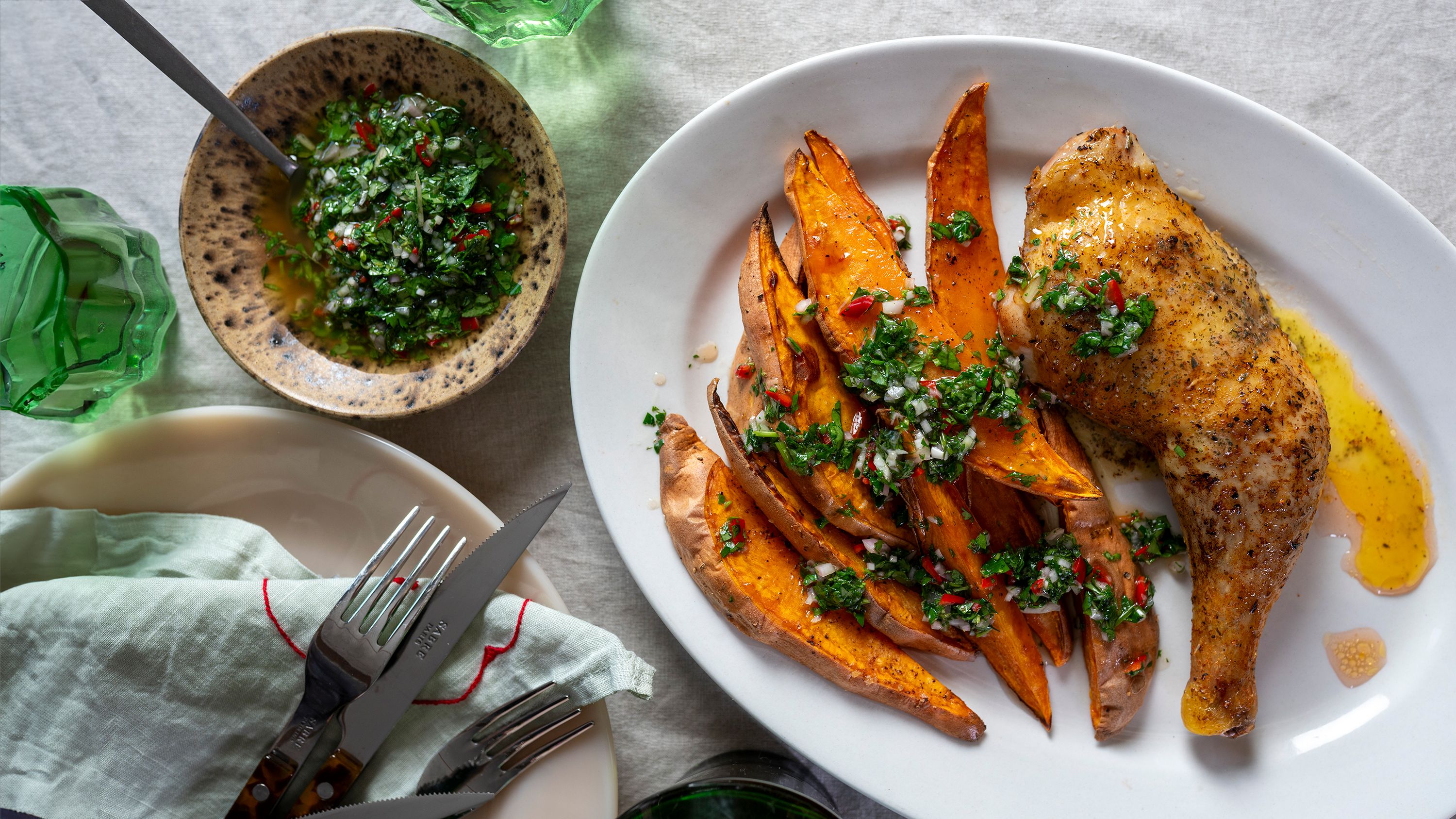 Kyllinglår med søtpoteter og koriander-chimichurri