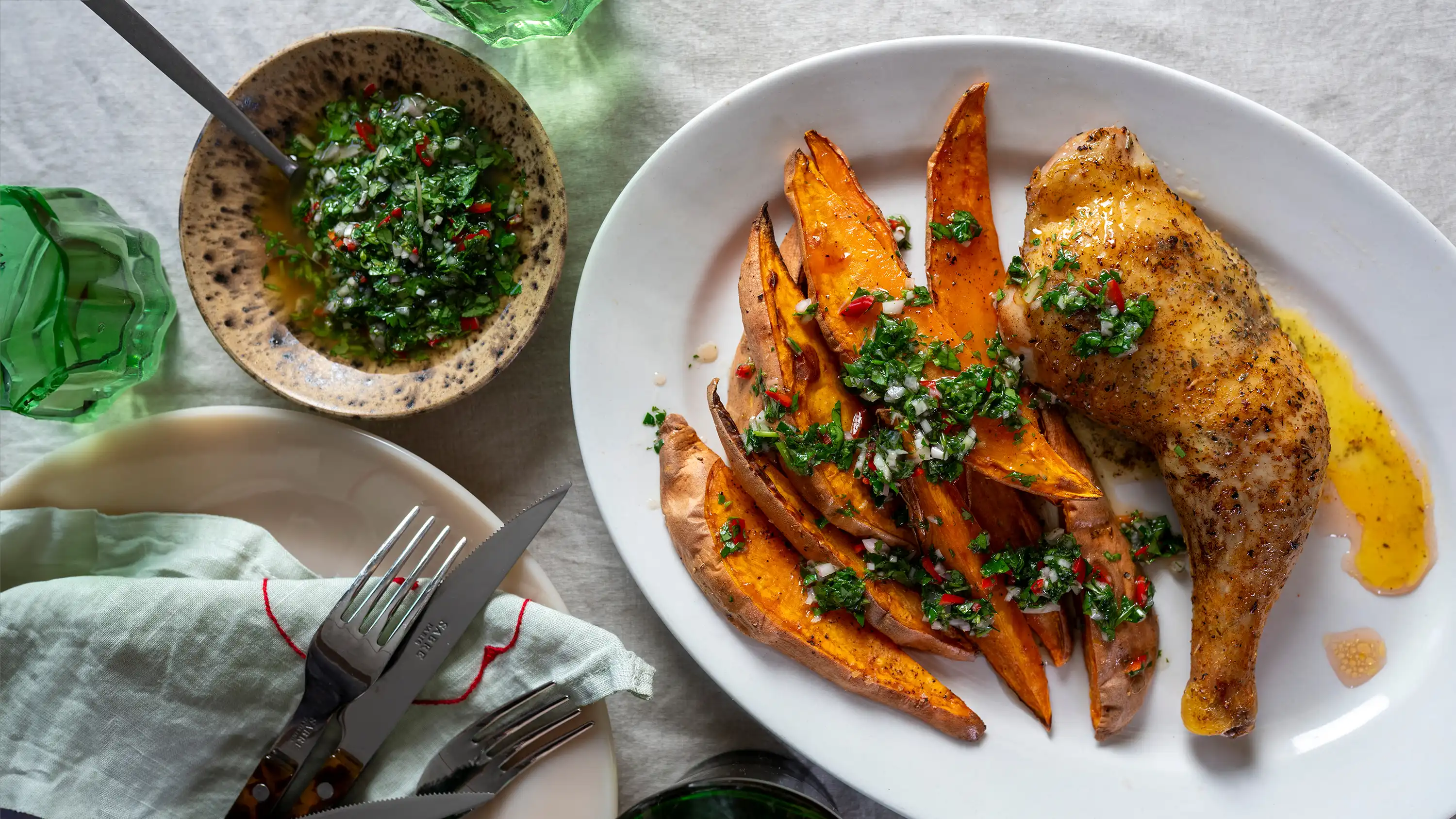 Kyllinglår med søtpoteter og koriander-chimichurri