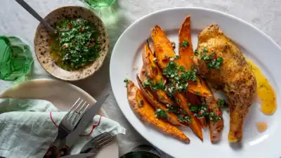Kyllinglår med søtpoteter og koriander-chimichurri