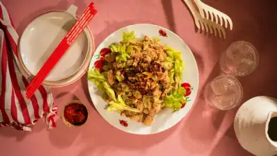 Kalkunsalat med sitron og sesamdressing