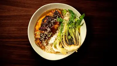 Miso- og ingefærmarinert kylling med pak choi
