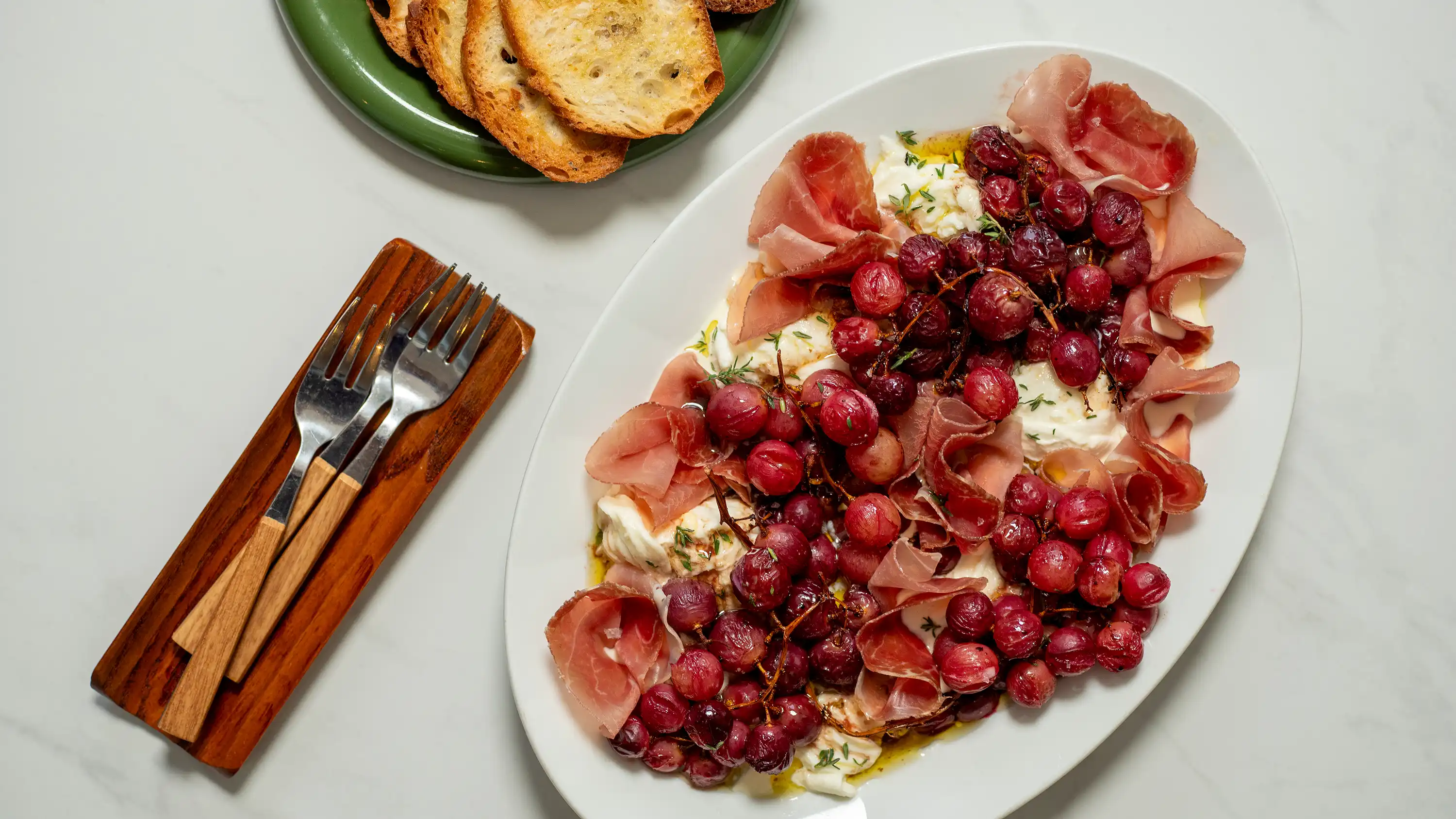 Spekeskinke med ovnsbakte druer, burrata og honning