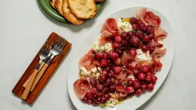 Spekeskinke med ovnsbakte druer, burrata og honning
