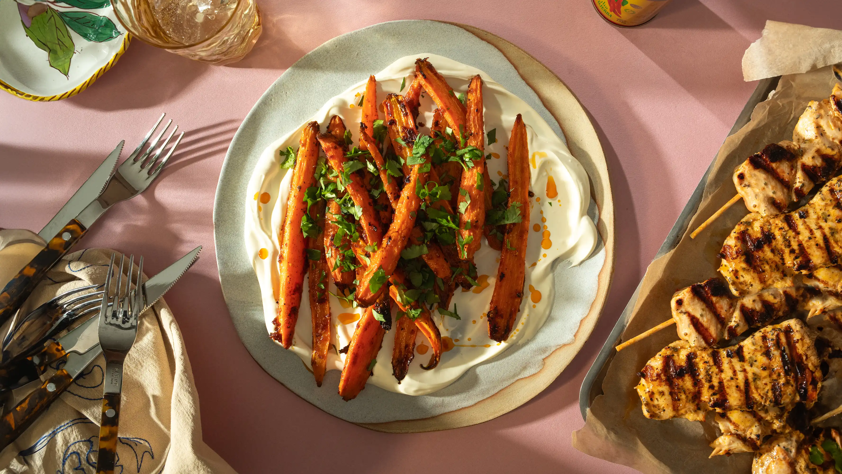 Grillspyd og ovnsbakte gulrøtter med harissa og crème fraîche