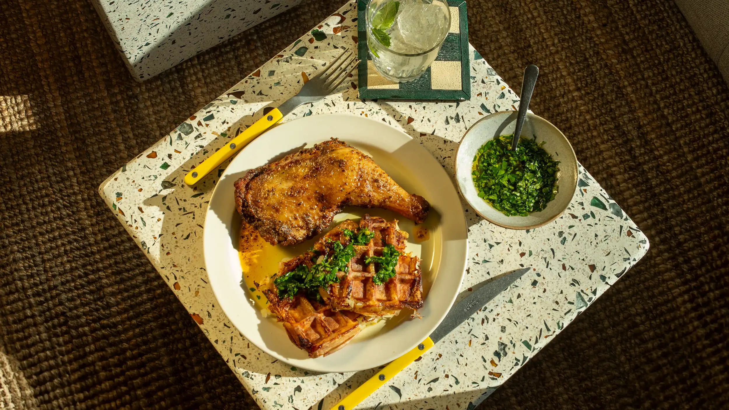 Smashede poteter i vaffeljern med kyllinglår med kryddersmør & Grill rub