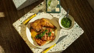 Smashede poteter i vaffeljern med kyllinglår med kryddersmør & Grill rub