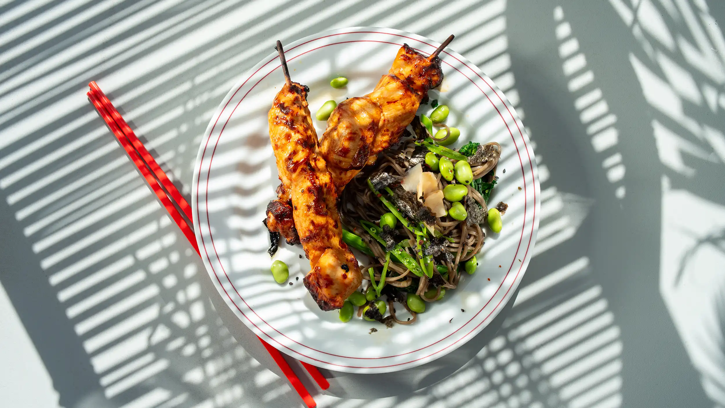 Kyllingspyd yakitori med sobanudelsalat