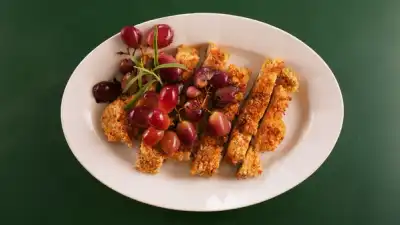 Kyllingschnitzel med ovnsbakte druer