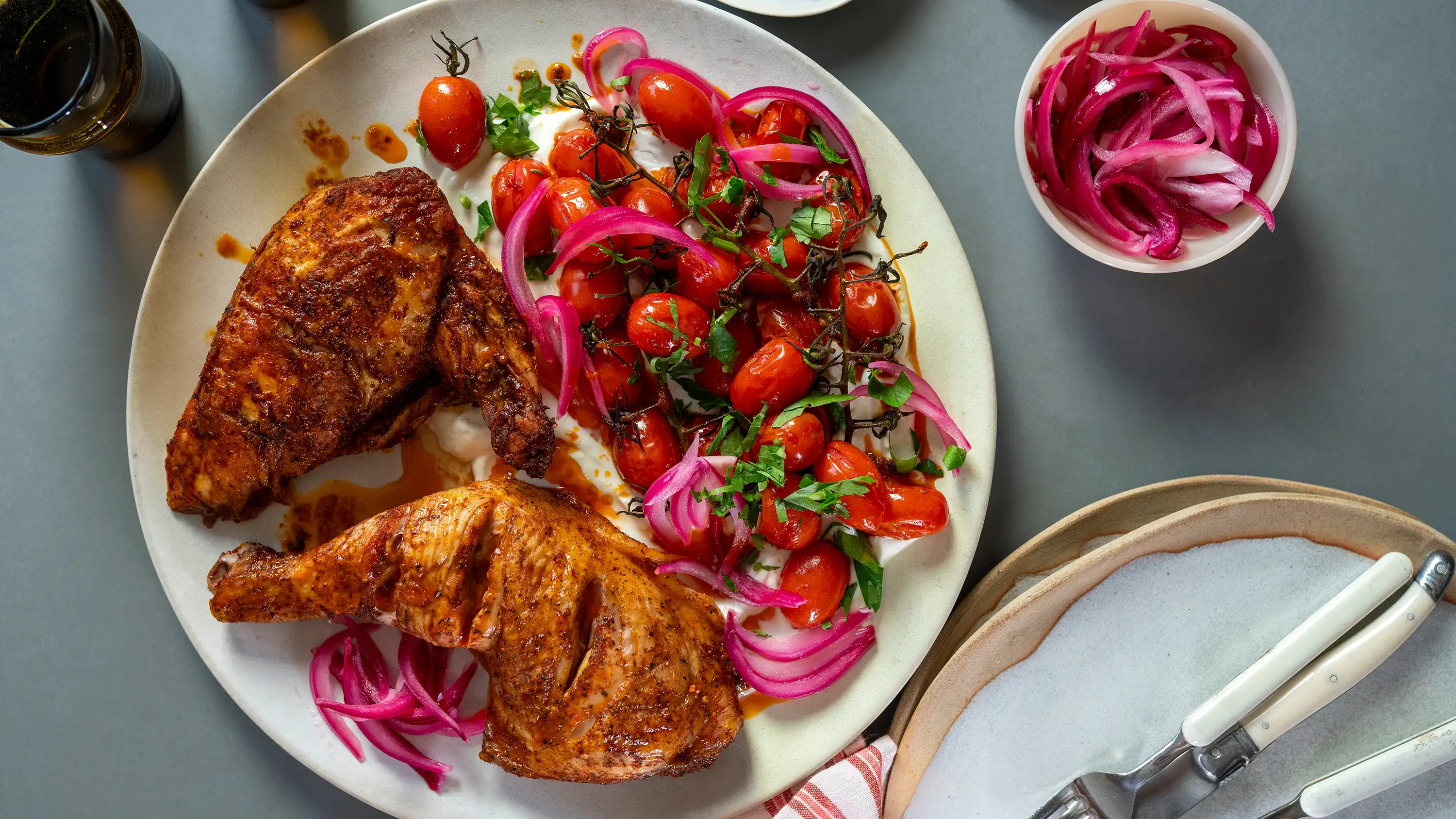 Flatbird med hvitløksyoghurt og harissa-tomater