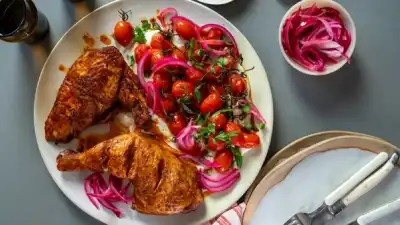Flatbird med hvitløksyoghurt og harissa-tomater