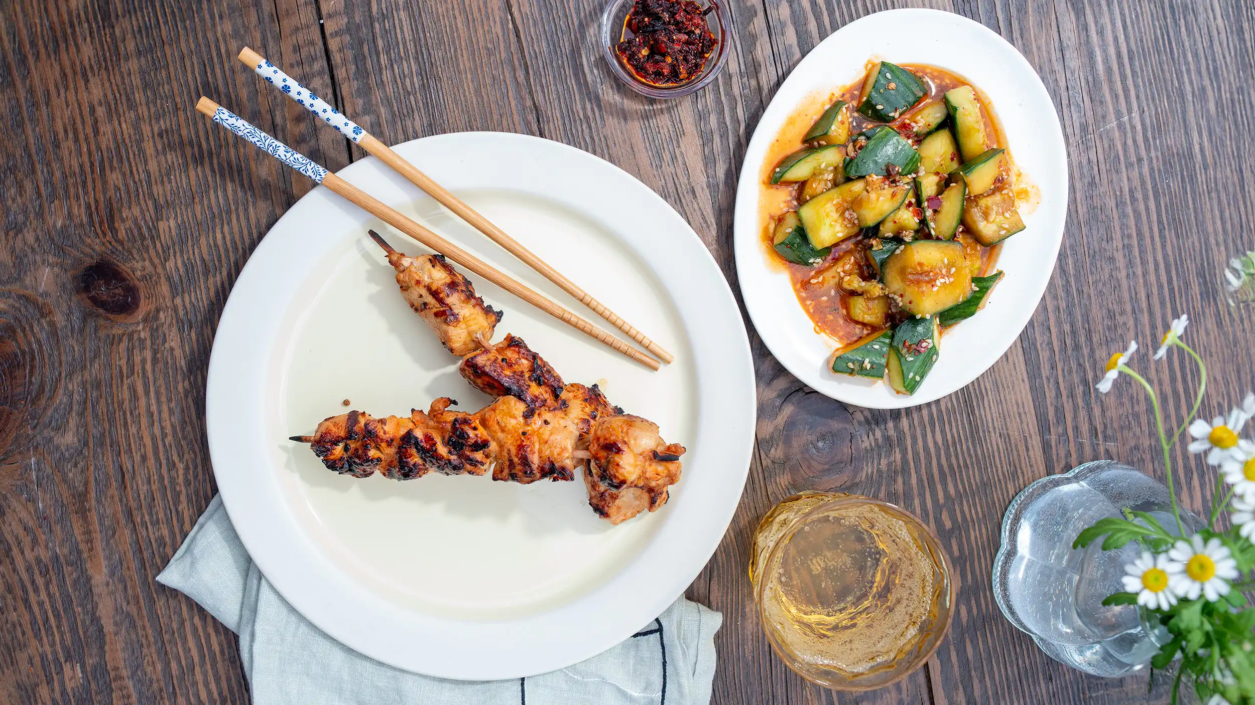 Yakitori-spyd og agurksalat