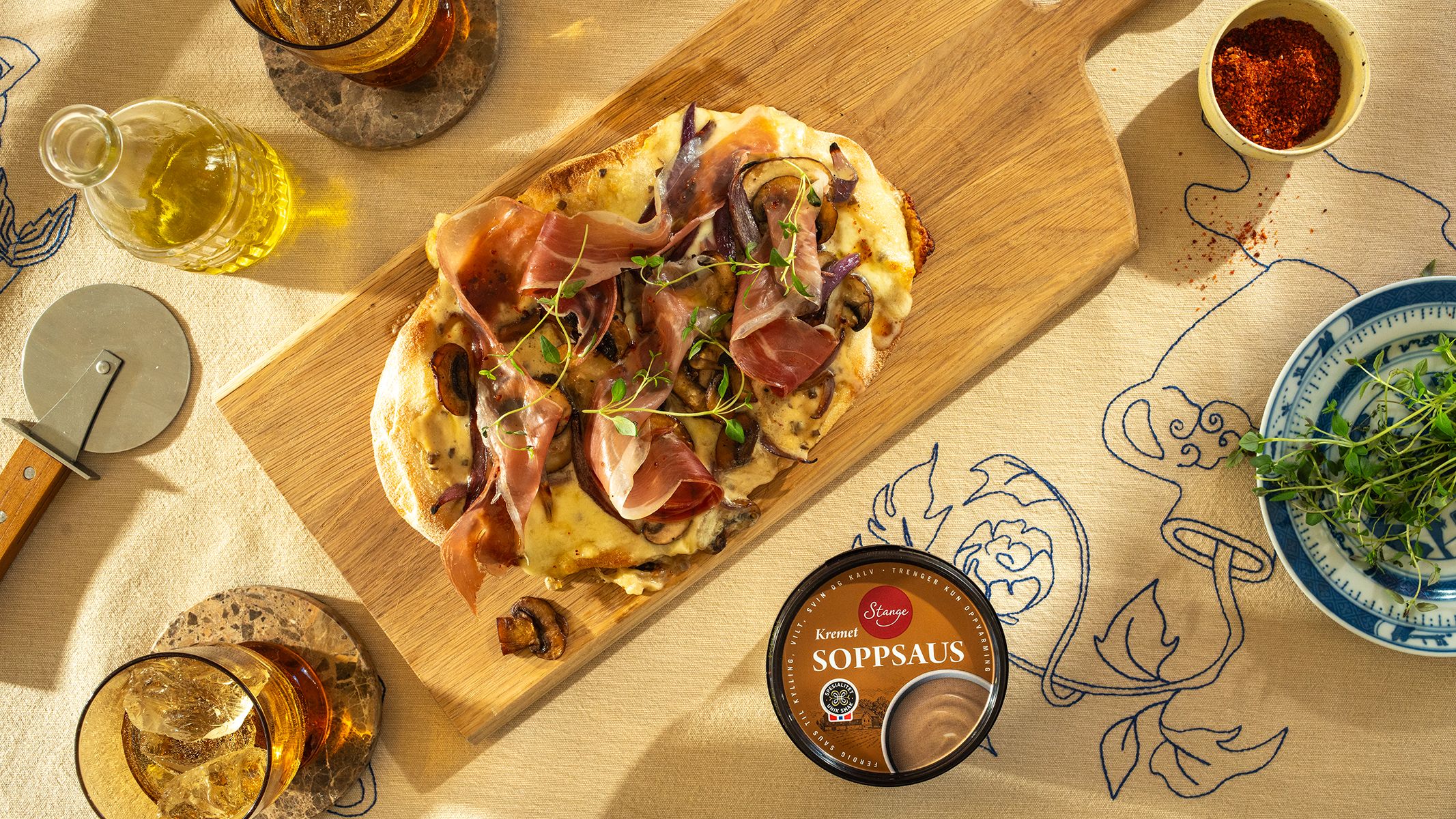 Pinsa med prosciutto og chilihonning