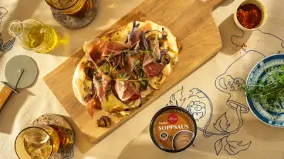 Pinsa med prosciutto og chilihonning