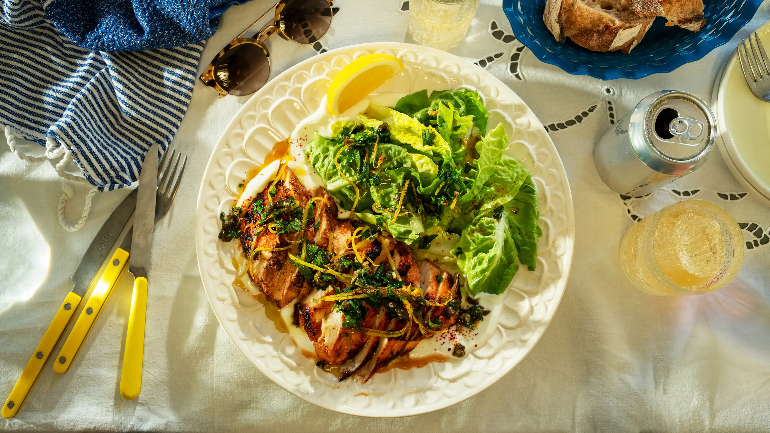 Harissa-marinert kyllingbryst og salat med lun kapers- og sitronolje