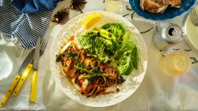 Harissa-marinert kyllingbryst og salat med lun kapers- og sitronolje