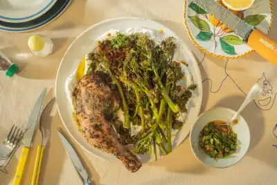 Kyllinglår med brokkolini, ricotta og urteolje