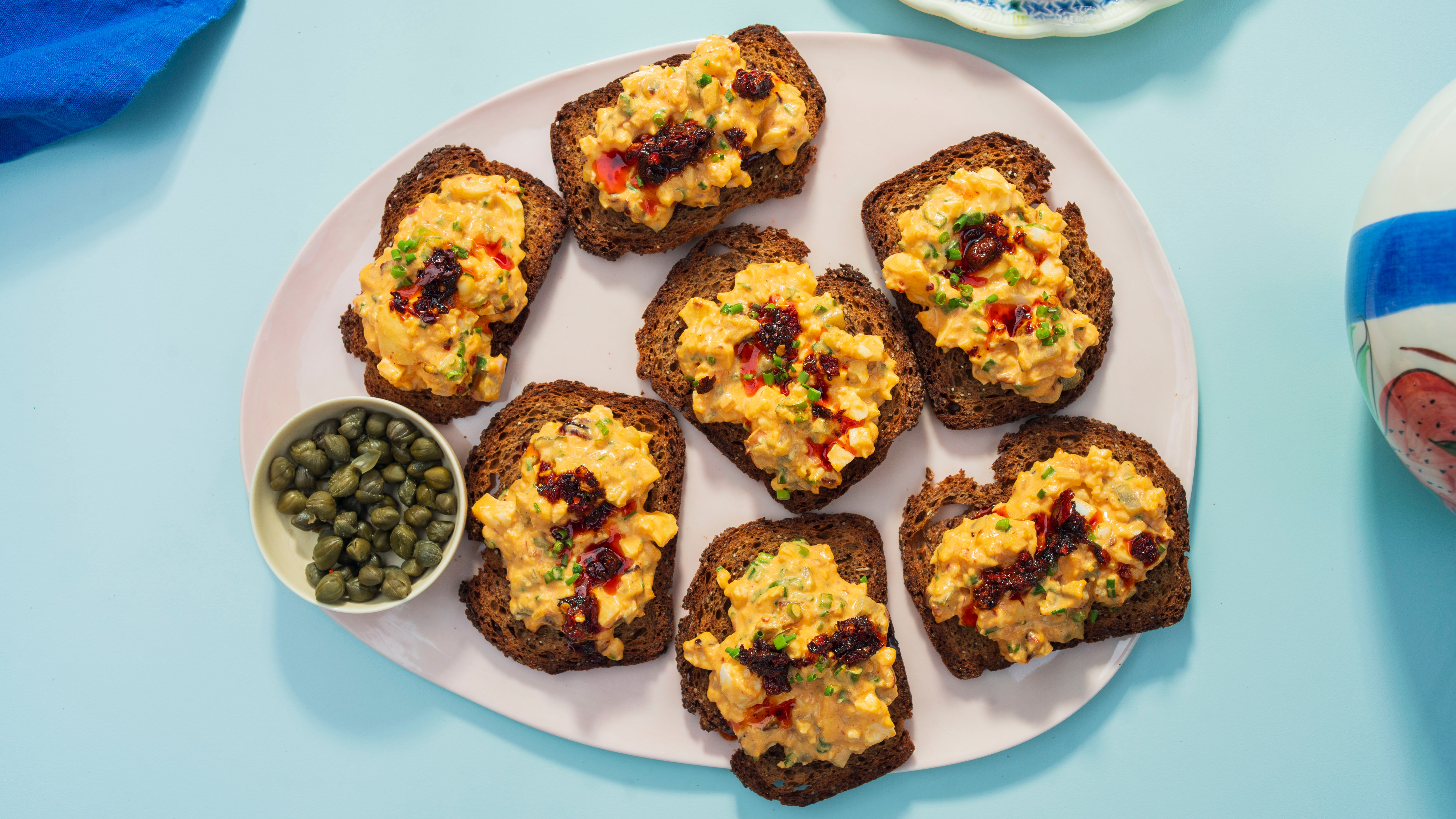 Eggesalat med rugbrødchips