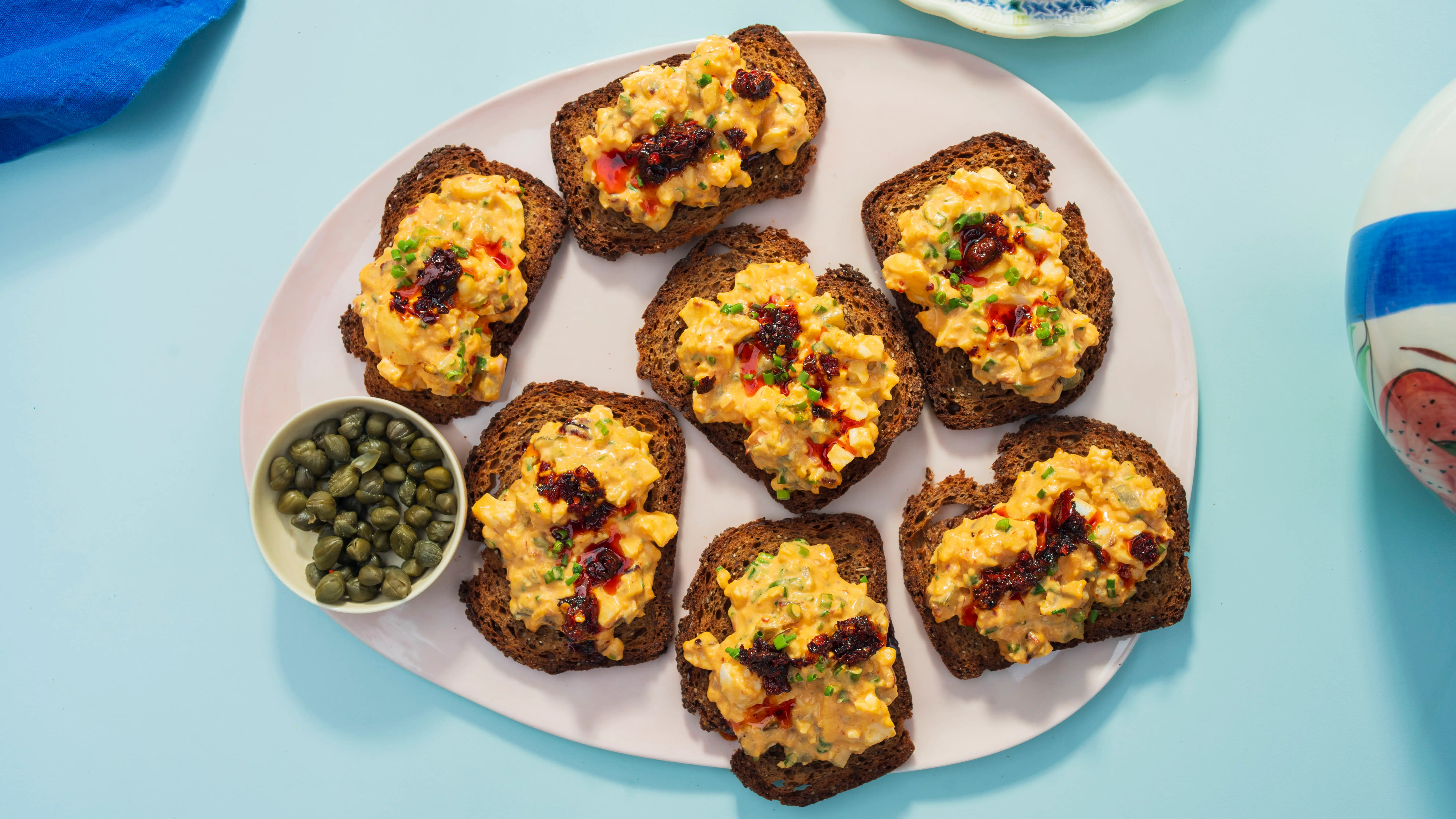 Eggesalat med rugbrødchips