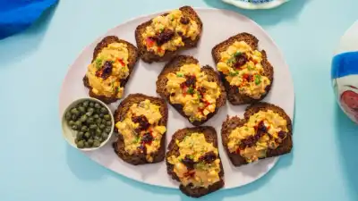Eggesalat med rugbrødchips