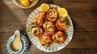 Surret kalkunfilet fylt med urter og pancetta