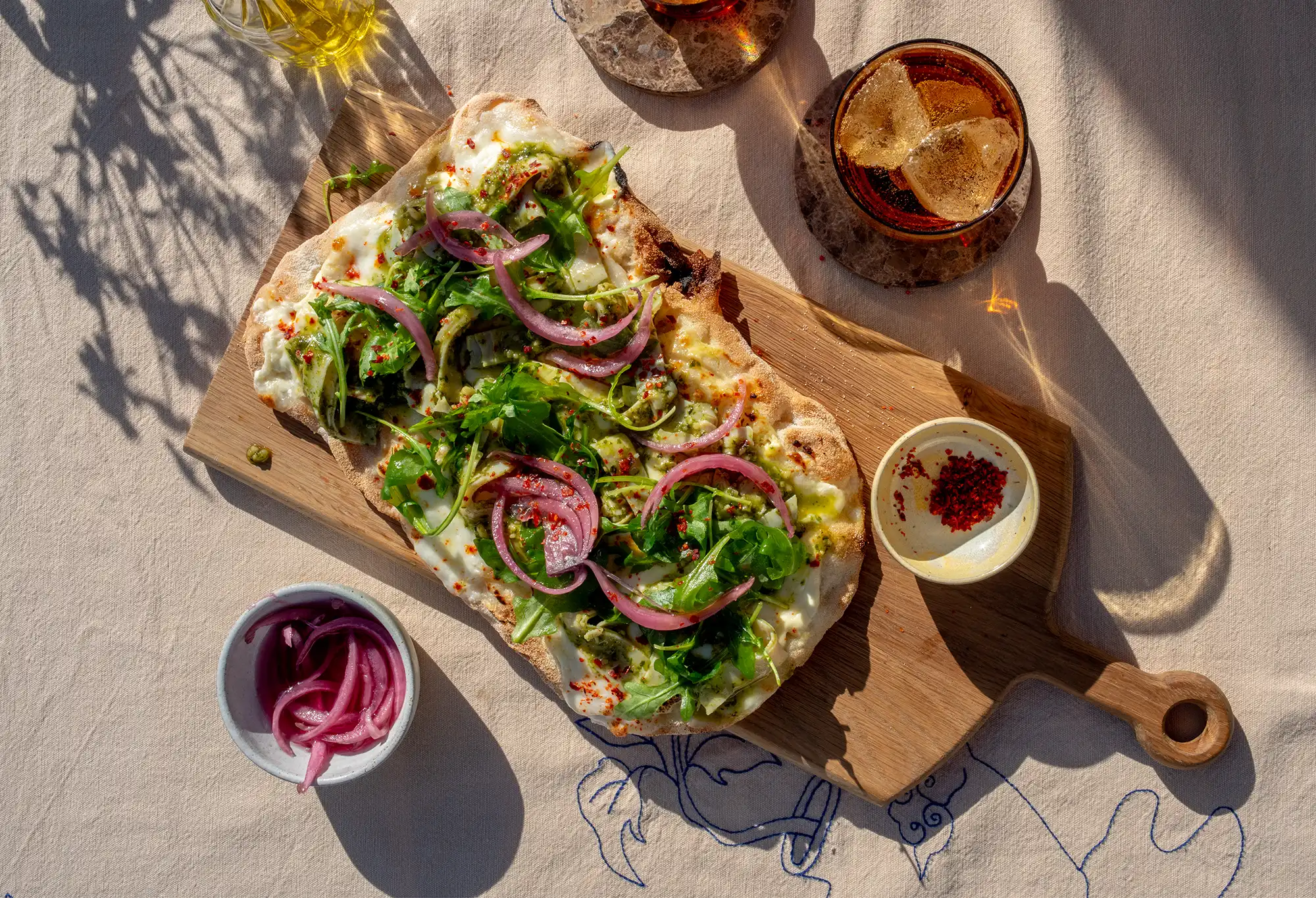 Pinsa med pestomarinert kylling