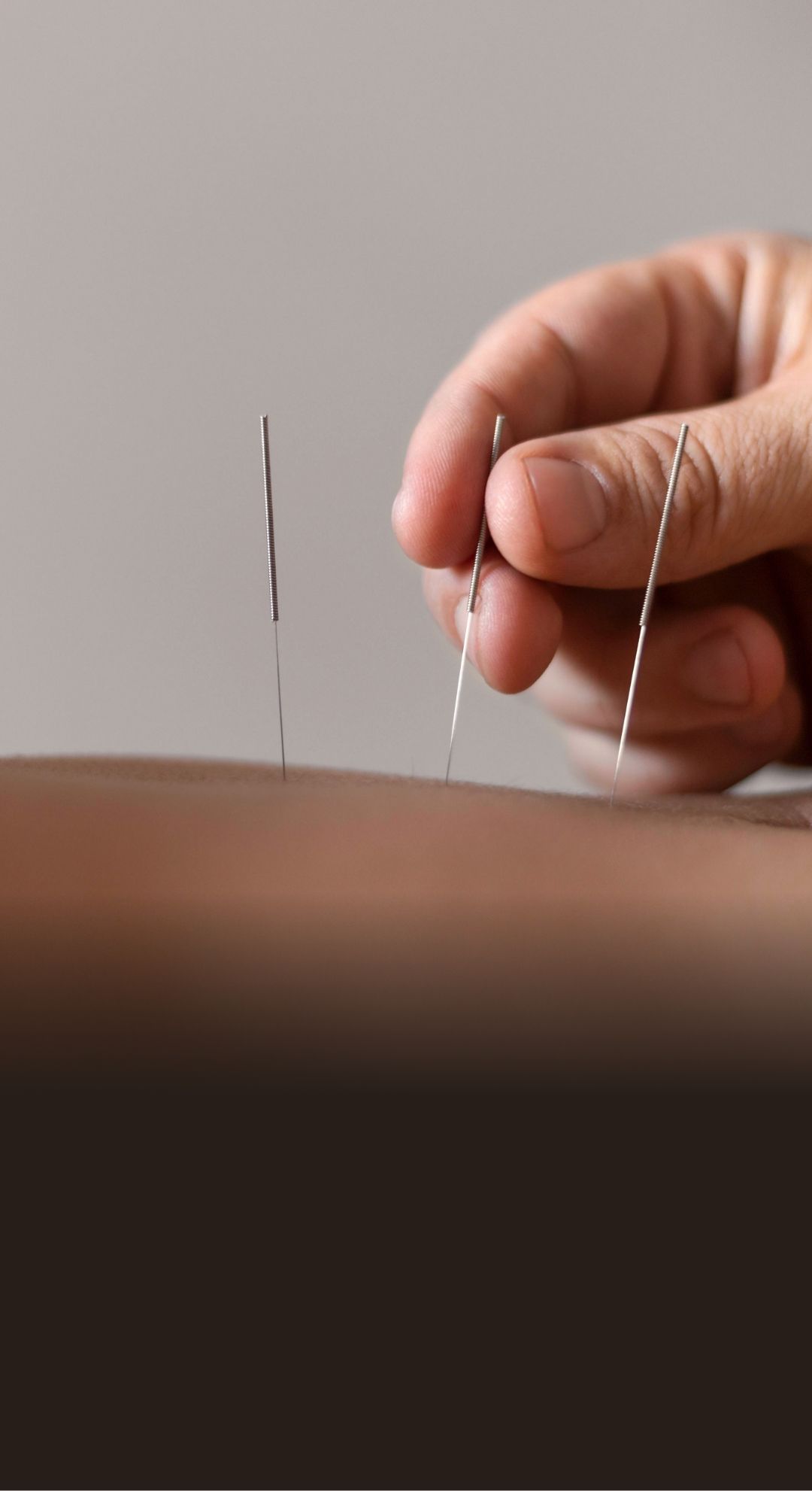 close-up-hand-holding-acupuncture-needle