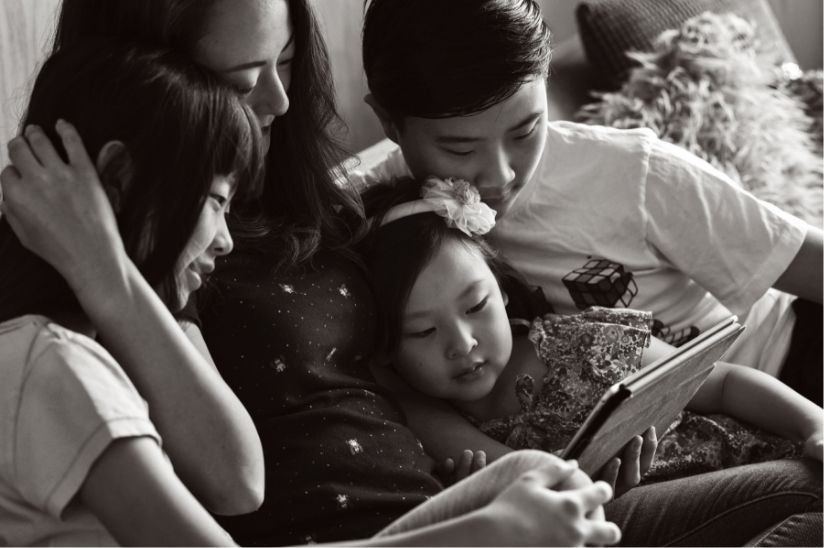 Arcadia Kim and her kids around an iPad together