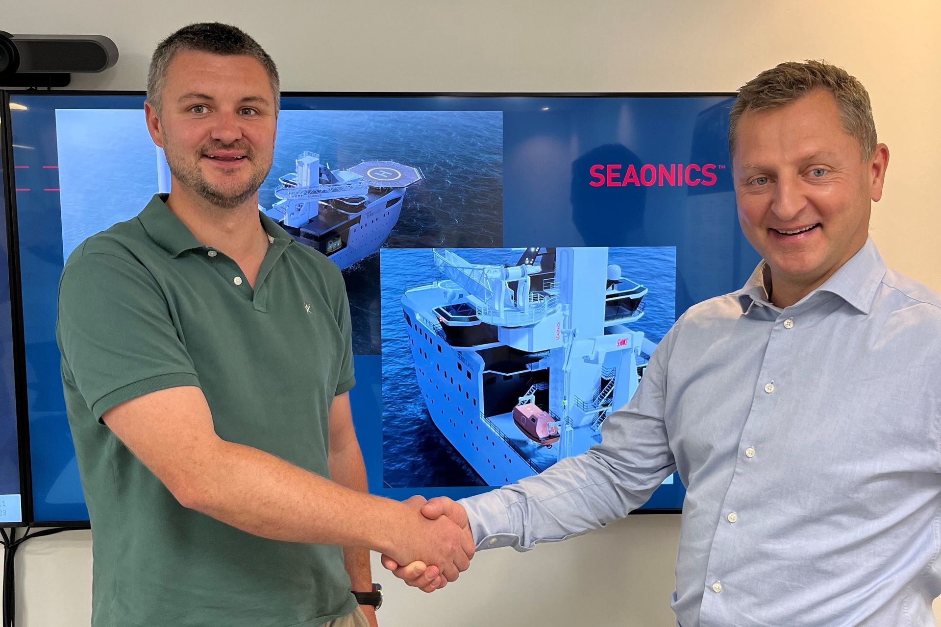 Oliver MacManus (Purus Wind) and Ståle Fure (SEAONICS) with a firm handshake that marks the beginning of a promising collaboration.