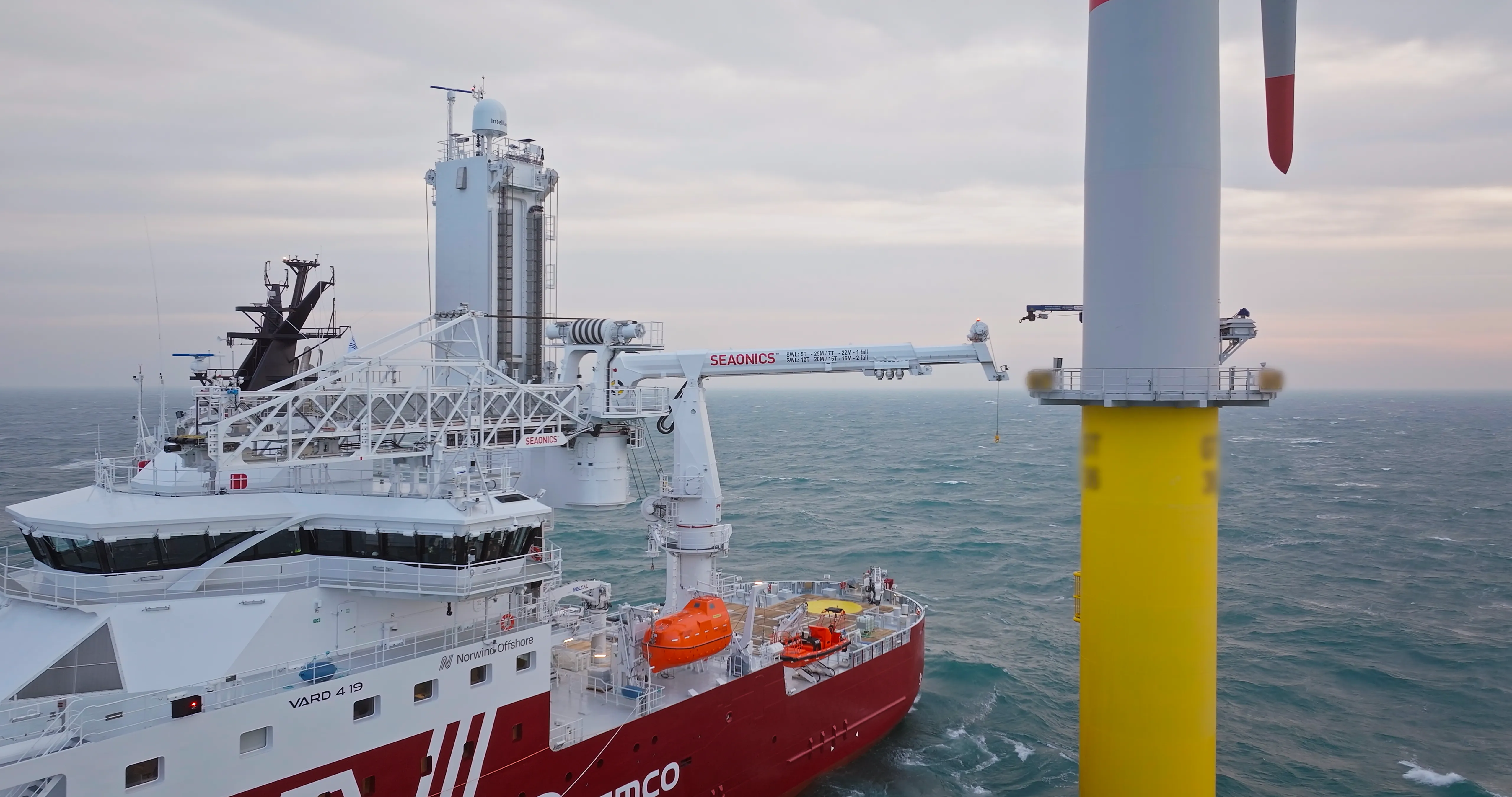 Seaonics crane and gangway