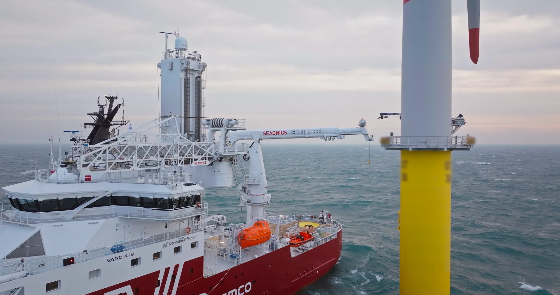 Seaonics crane and gangway