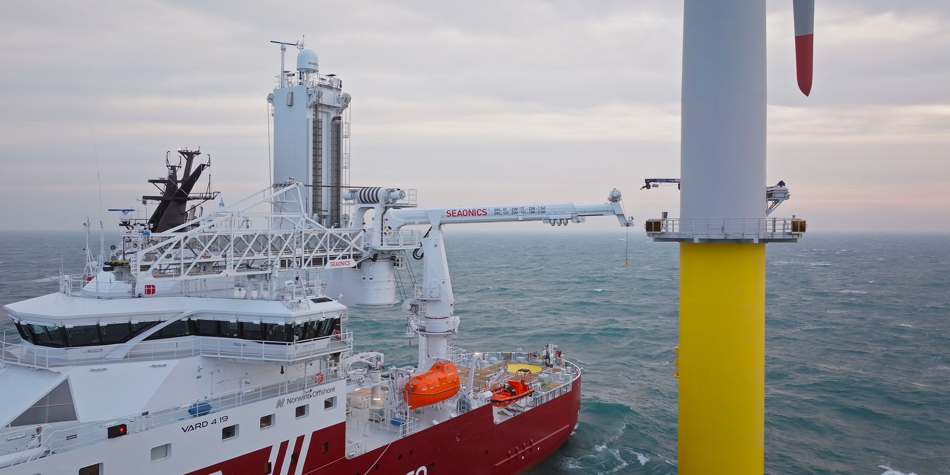 Seaonics crane and gangway