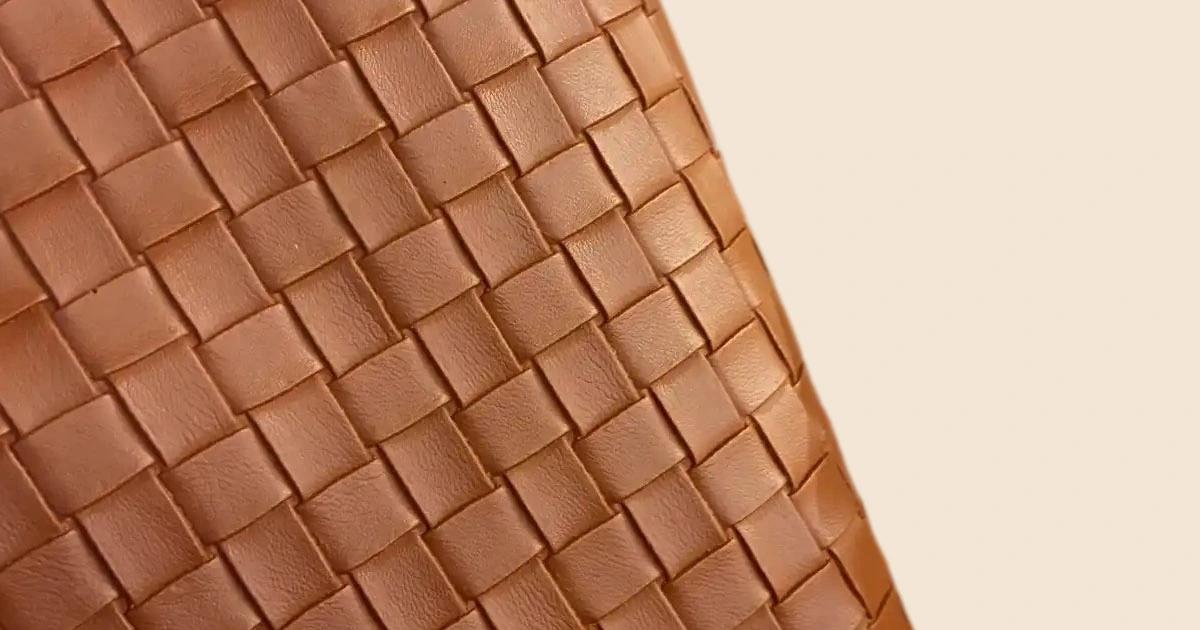 Entschlüsselung von geprägtem PU in Flechtoptik: Herstellungsverfahren und Materialvorteile für das Taschen-Sourcing