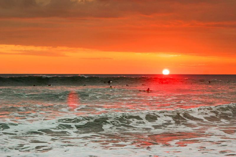 Atardecer naranja sobre el océano Pacífico en Costa Rica