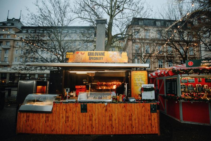 Puesto de comida caliente en un mercado navideno de Praga