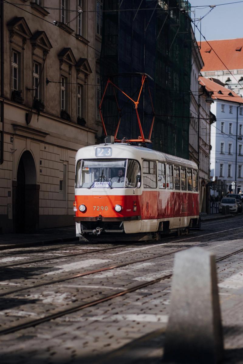 Tranvia rojo recorriendo una calle historica de Praga
