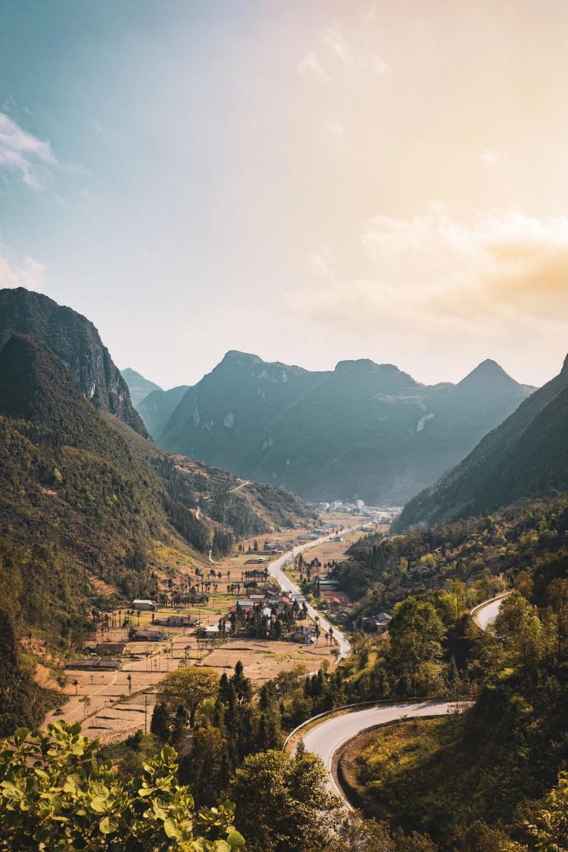 Valle y carretera entre montañas del norte de Vietnam
