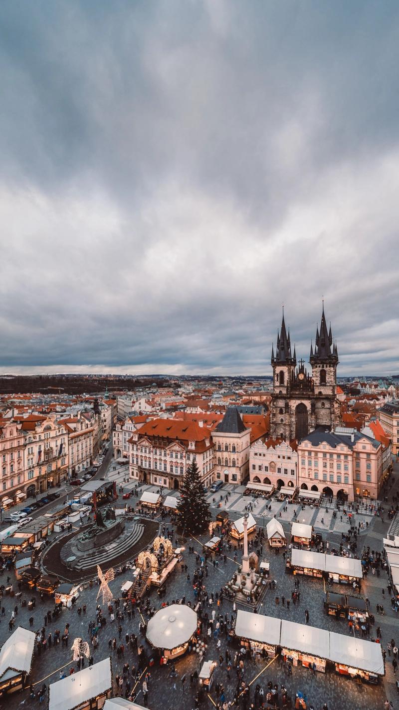 Vista elevada de la plaza de la Ciudad Vieja de Praga con mercados navidenos