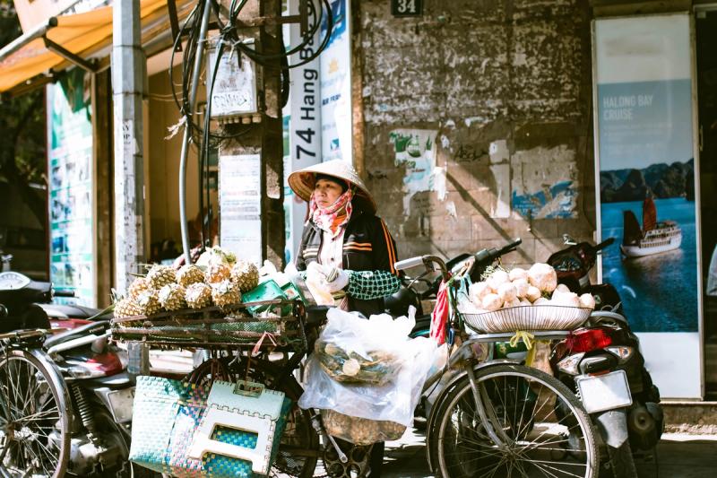 Puesto de fruta y bicicletas en una calle de Vietnam