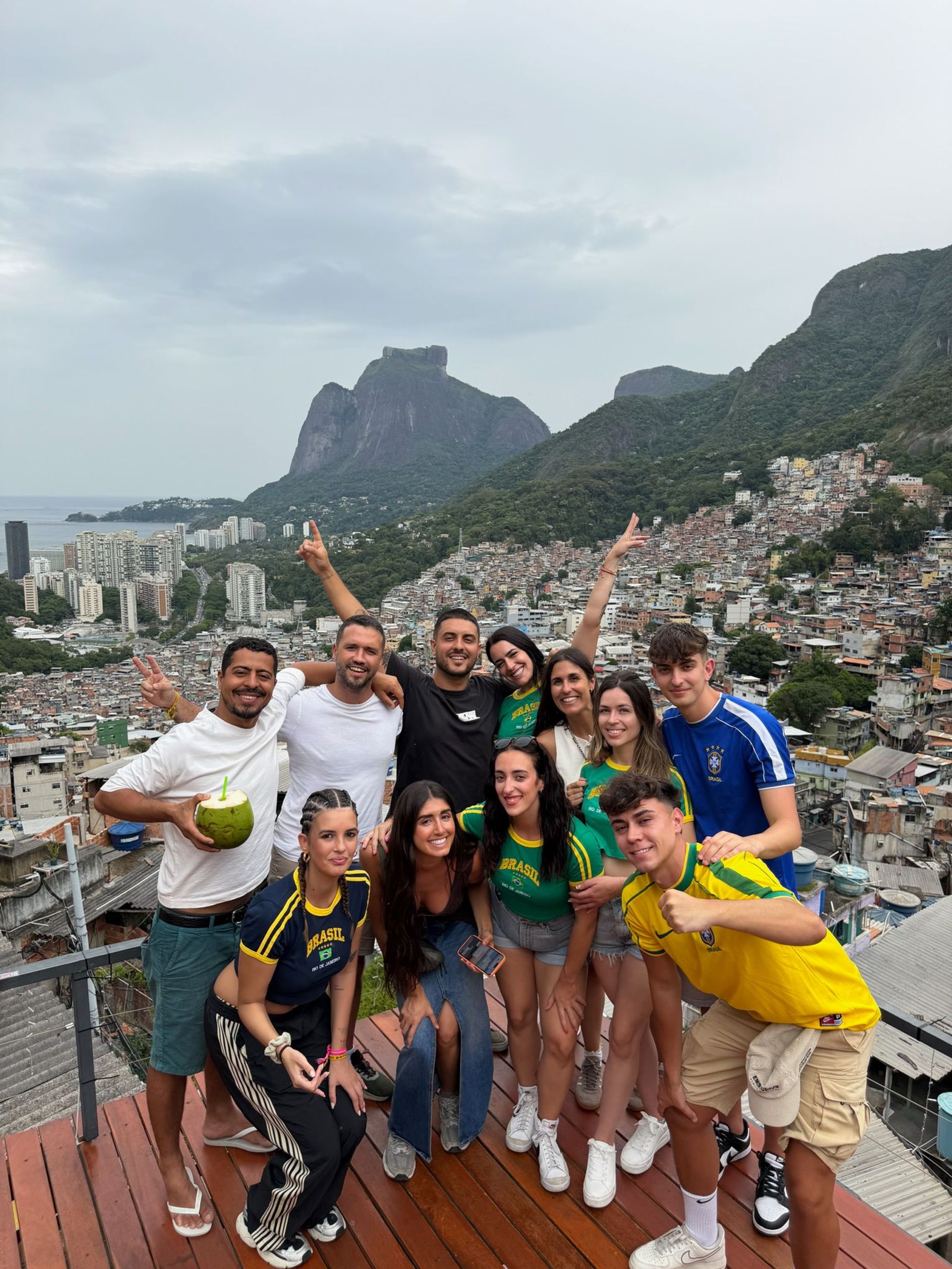 Grupo de viajeros Travel Hood disfrutando juntos de un viaje en grupo