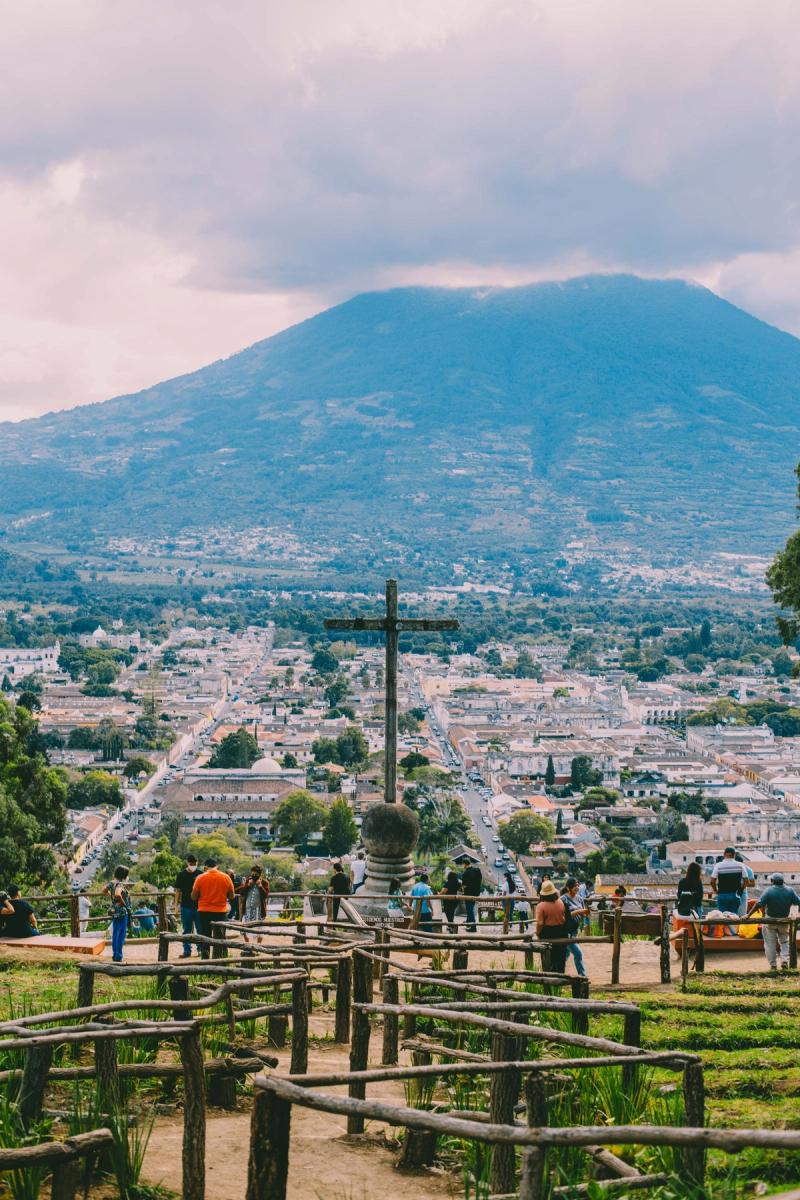 Vista de Antigua Guatemala y el volcan desde el Cerro de la Cruz