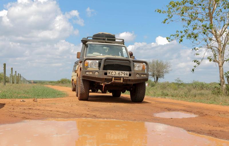 Vehículo 4x4 en un camino de tierra durante un safari en Kenia