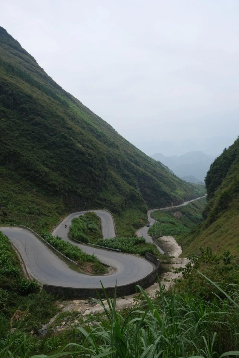 Carretera de curvas entre las montañas verdes del norte de Vietnam