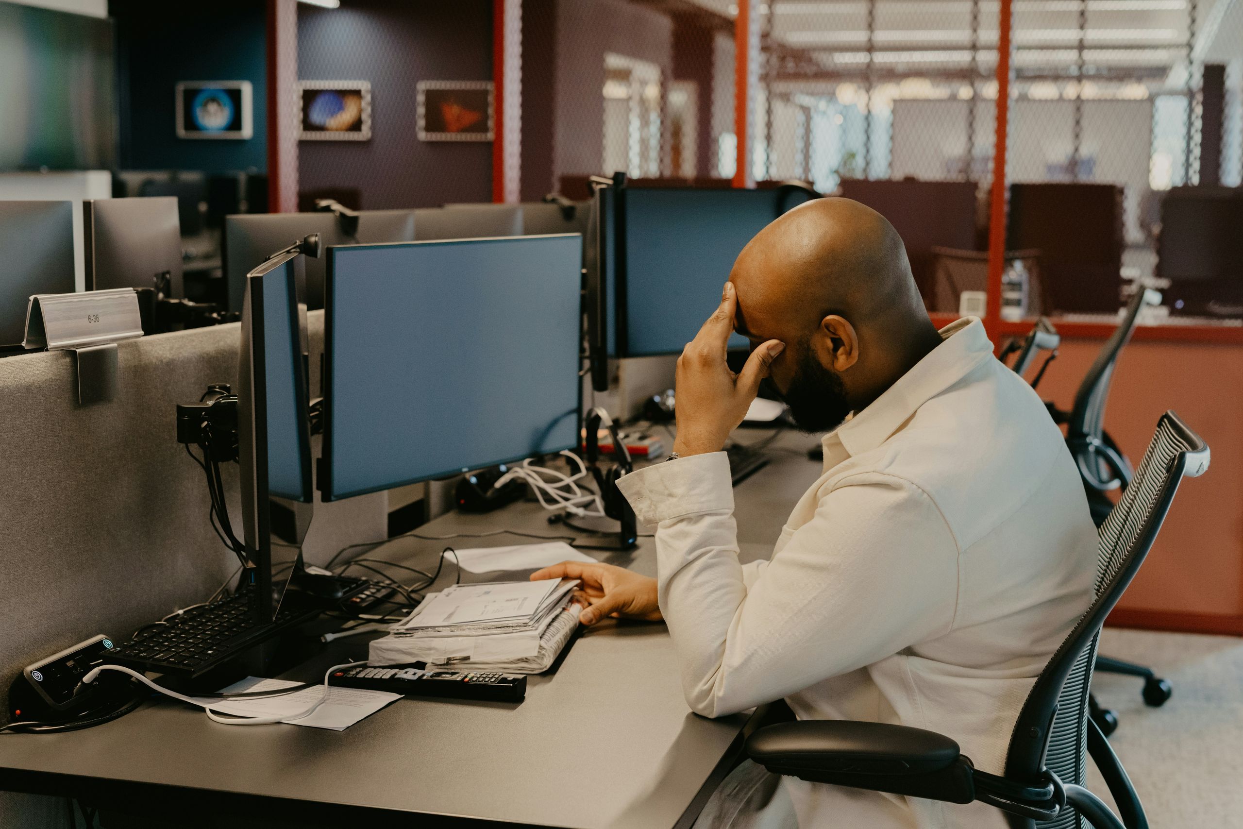 Client handling overload Desktop and phone filled with notifications and reminders illustrating day-to-day
