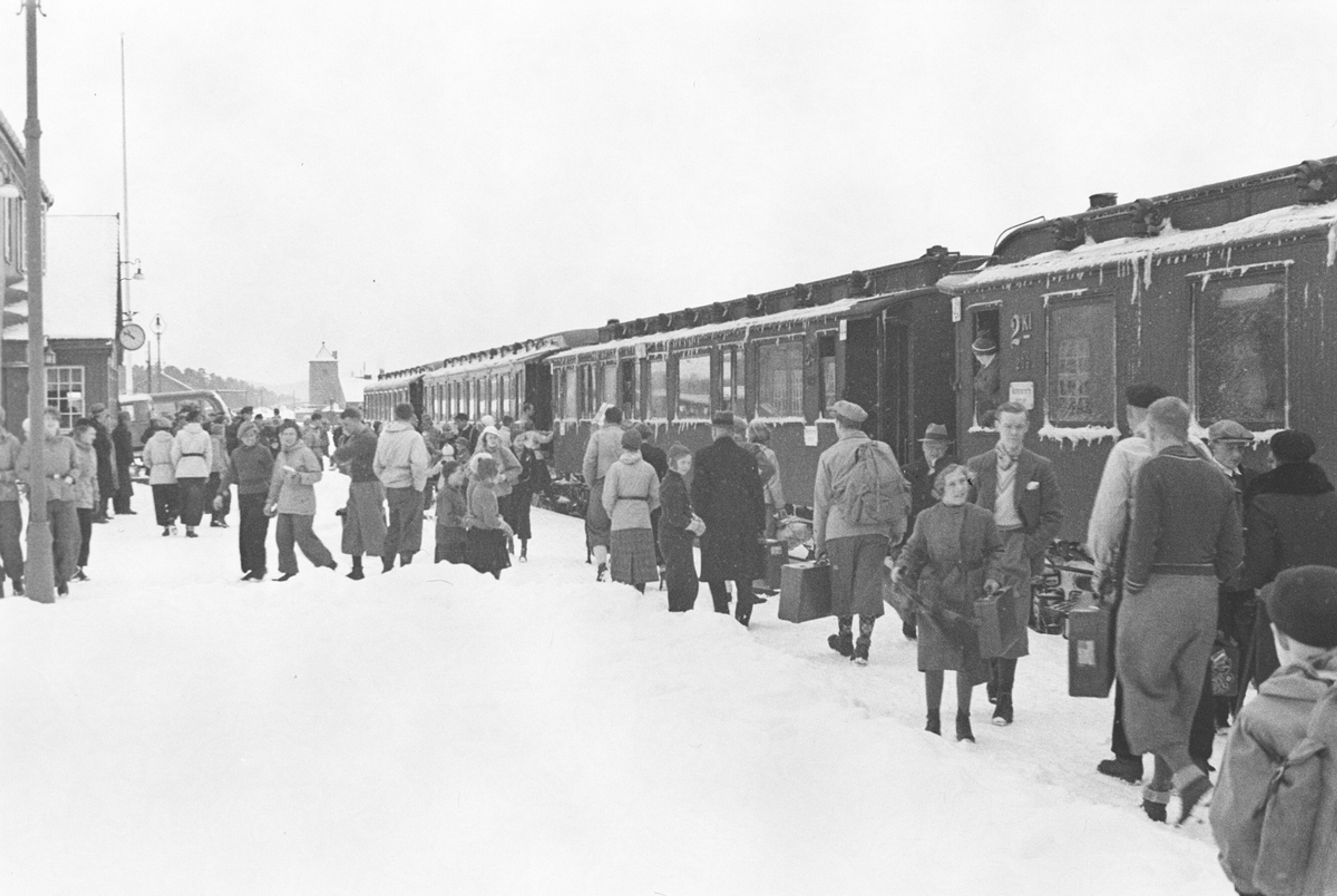 Folk som ankommer Oppdal med skitoget.